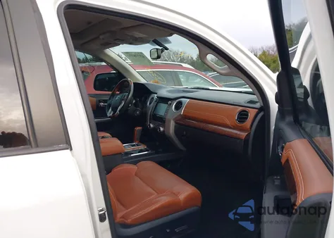 2015 Toyota Tundra 1794 5.7L V8 z USA, uszkodzony, nr VIN 5TFAW5F17FX487312